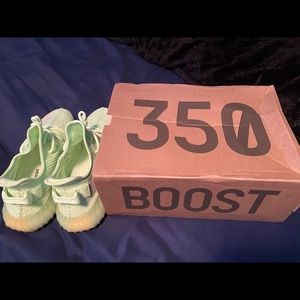 BRAND NEW! Yeezy 350 v2 Glow! Size 11.5